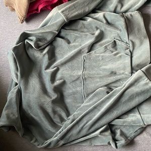 Velvet sweater, in light green, American Eagle size small